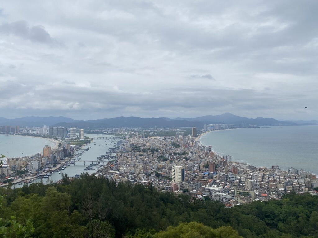 俯瞰海城——山海交融的静谧瞬间